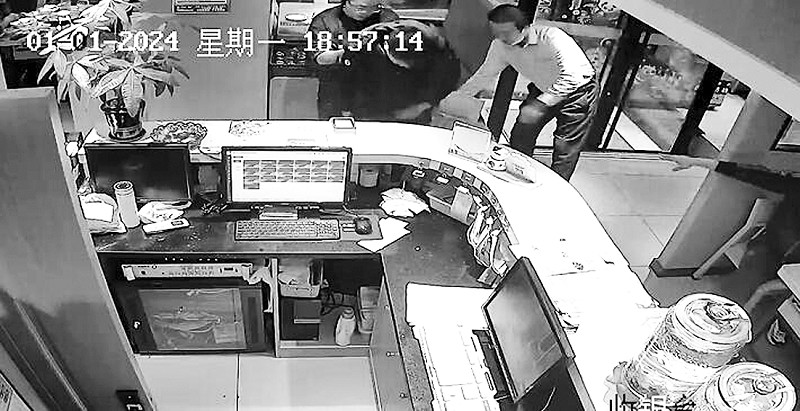 顾客突发死在店里当顾客在店里突发死亡时，这是一个非常严重和紧急的情况。以下是一些应对措施
