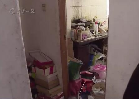 男子退租留满柜尿瓶 离厕所就10步这是一个非常不负责任和不道德的行为。这种行为不仅违反了租赁合同和租房规定，而且对其他潜在的租客也会带来极大的不便和卫生问题。这种行为不仅违反了社会公德和道德准则，而且也违反了基本的卫生和健康标准。