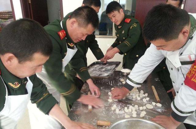把饺子喂给入伍军人的小说饺子与军人的温情故事——入伍新兵与饺子的奇妙缘分