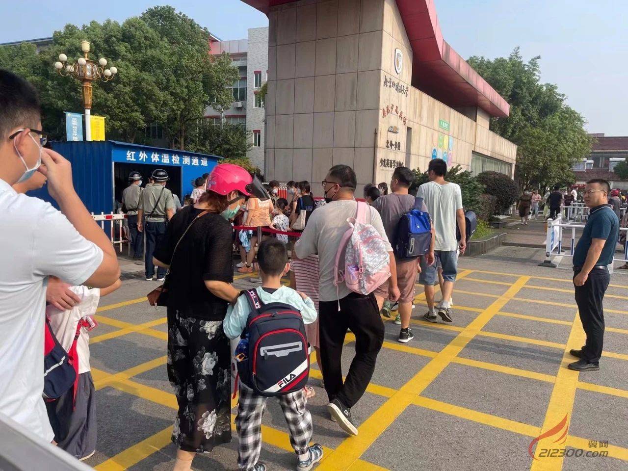 直击开学第一天 视频直击开学第一天，新生、老师、家长，我们共同迎接新篇章的视频纪实