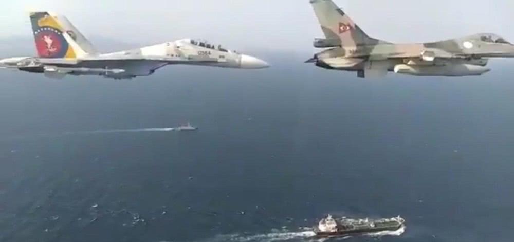 委内瑞拉2架F-16挂载武器飞越美军舰委内瑞拉两架F-16战机挂载武器飞越美军舰上空，展现军事实力