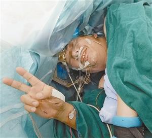 女子做手术脑死亡 为何微创后果这么重女子做手术出现脑死亡的情况，通常是由于手术过程中出现了严重的并发症或者意外情况导致的。脑死亡是指全脑功能不可逆的损伤，患者会失去意识和生命体征，这种情况的后果是非常严重的。